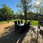 Spacious Family Escape With Modern Comforts 公寓