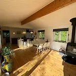 Spacious Family Escape With Modern Comforts 公寓