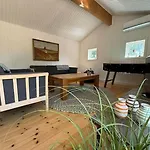 Spacious Family Escape With Modern Comforts 公寓